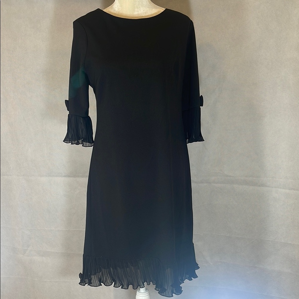 Elegant Black Dress with Pleated Sleeves - Picture 8 of 9